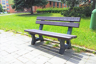 Třebíč: Ve městě přibyly lavičky z recyklovaného plastu